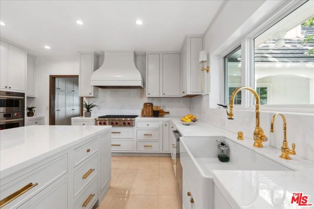 814 Foothill Road, Beverly Hills CA: https://media.crmls.org/mediaz/cd64d6a8-2c45-46b4-8907-16d4f0870e12.jpg