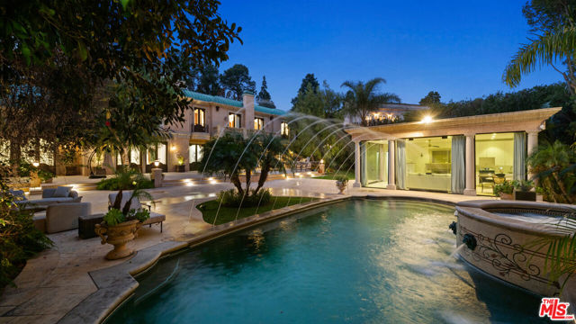 1021 N Crescent Drive, Beverly Hills CA: https://media.crmls.org/mediaz/cd65c1ae-8730-488f-9d44-71b591a32a22.jpg