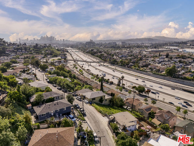 3741 Woolwine Drive, Los Angeles CA: https://media.crmls.org/mediaz/cd66dda8-a8cf-40dd-bc31-5858cac15e70.jpg