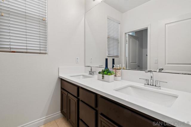 10518 Monterey Ridge Dr, San Diego CA: https://media.crmls.org/mediaz/cd6950f7-4c39-495e-afd7-816e49bfb2f3.jpg