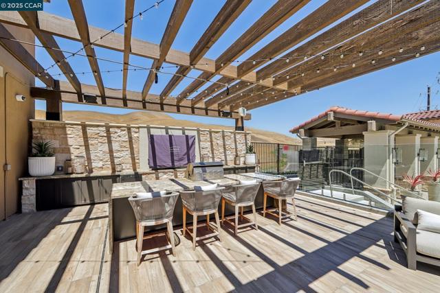 2909 Tulare Hills Dr, Dublin CA: https://media.crmls.org/mediaz/cd6a11c8-589e-4157-a9fb-7f146facc975.jpg