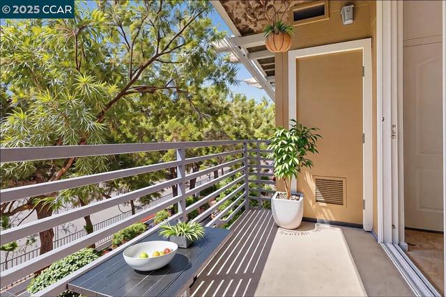 1582 Chandler St, Oakland CA: https://media.crmls.org/mediaz/cd6aa94d-c53c-4d5b-bf7b-2b900f0b074b.jpg