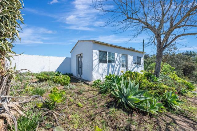 1761 Winterwarm Dr, Fallbrook CA: https://media.crmls.org/mediaz/cd6ad277-f56d-4d48-9a70-8405c2b526f6.jpg