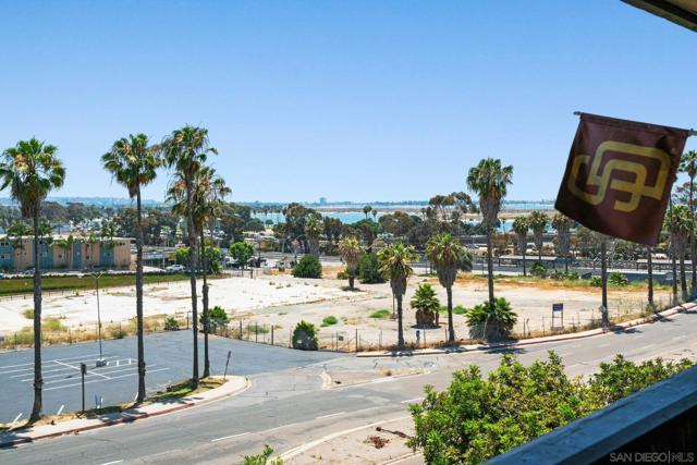 2540 Clairemont Dr, San Diego CA: https://media.crmls.org/mediaz/cd6ba887-bbaf-408a-b32a-e06faac9aa4a.jpg