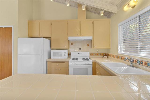 24703 Camino Del Monte, Carmel CA: https://media.crmls.org/mediaz/cd6bcf9f-1e25-430c-b459-e434acb750c8.jpg