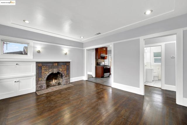 1009 106Th Ave, Oakland CA: https://media.crmls.org/mediaz/cd6bdbb0-3222-485e-aac0-db3d4109a885.jpg