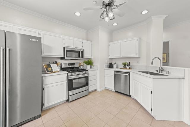 Detail Gallery Image 9 of 38 For 6084 Citracado Cir, Carlsbad,  CA 92009 - 3 Beds | 2/1 Baths