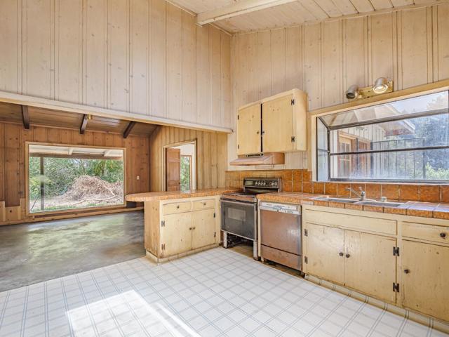 4151 Freedom Boulevard, Aptos CA: https://media.crmls.org/mediaz/cd6c30e4-0944-4baf-aabe-4355da6fb12d.jpg
