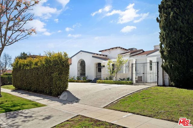 149 S Wetherly Drive, Beverly Hills CA: https://media.crmls.org/mediaz/cd6c7272-6097-4dbf-a22d-9e96570fa730.jpg