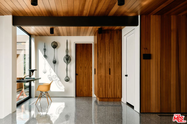 5637 Busch Drive, Malibu CA: https://media.crmls.org/mediaz/cd6dc197-614b-45c7-ac15-d7e80b035f9c.jpg