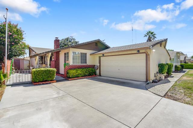 2139 Calabazas Boulevard, Santa Clara CA: https://media.crmls.org/mediaz/cd6fbdab-3ef0-4447-a93f-3cad81d74ea1.jpg