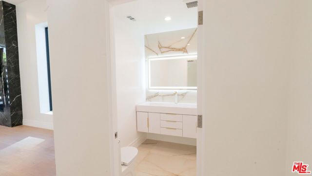 10520 Ashton Avenue, Los Angeles CA: https://media.crmls.org/mediaz/cd704c6f-16db-4a7b-9d5d-4999284b4d09.jpg