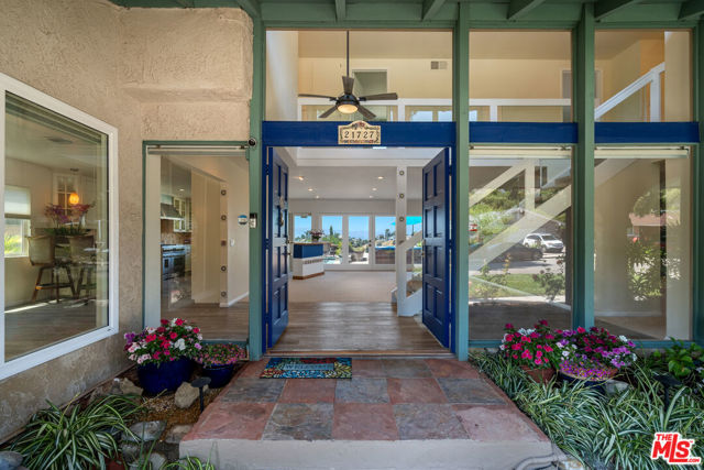 21727 Ulmus Drive, Woodland Hills CA: https://media.crmls.org/mediaz/cd706dd9-8872-4e49-ace1-ec2621638dfe.jpg