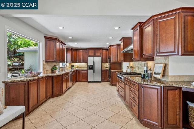 21 Mirango Ct, Clayton CA: https://media.crmls.org/mediaz/cd70a321-b236-4d71-87a7-15c6137d035e.jpg
