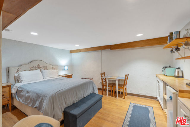 41 Vicente Terrace, Santa Monica CA: https://media.crmls.org/mediaz/cd7232cb-bc16-4928-aab0-40d664ed4519.jpg