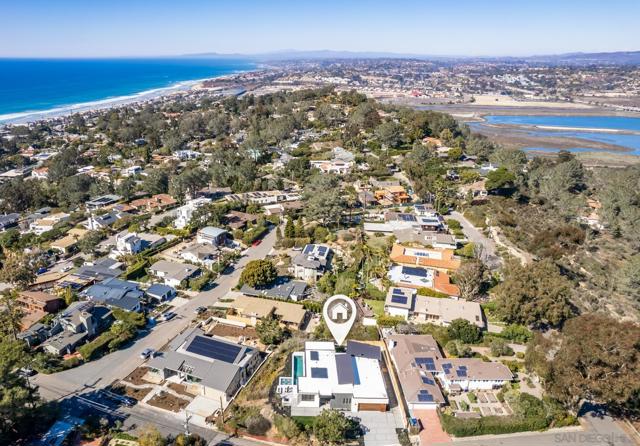 722 Amphitheatre Dr, Del Mar CA: https://media.crmls.org/mediaz/cd7235f4-3cb6-46f6-a4b6-2c45e2abcf4d.jpg