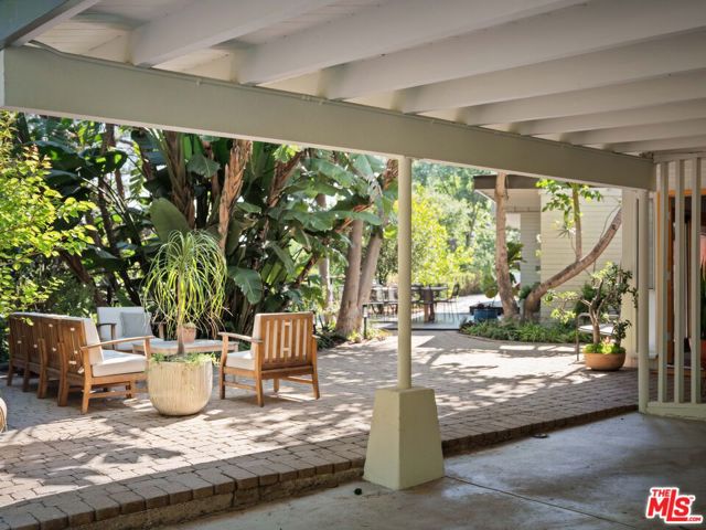 7349 Pacific View Drive, Los Angeles CA: https://media.crmls.org/mediaz/cd724402-c39b-44ab-ac72-70bb591093a7.jpg