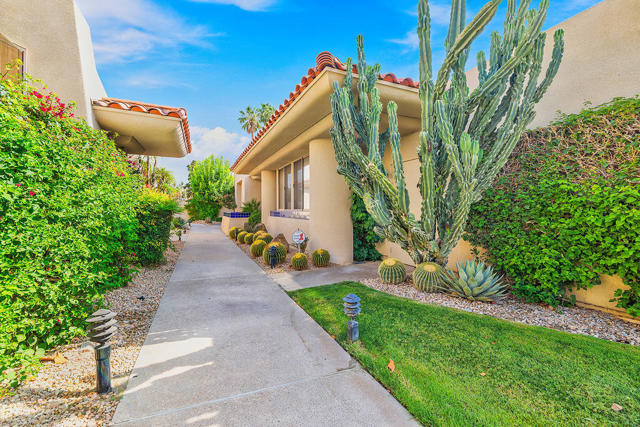 192 Kavenish Drive, Rancho Mirage CA: https://media.crmls.org/mediaz/cd72ef11-9d17-4dad-9d6f-3042b3d1bd14.jpg