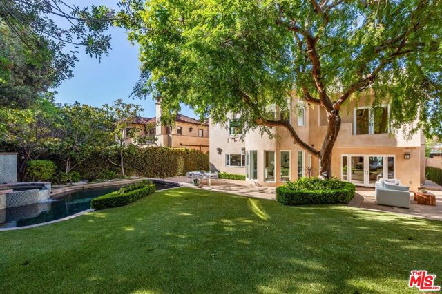 739 20th Street, Santa Monica CA: https://media.crmls.org/mediaz/cd73021a-8f32-489b-8035-40c00bda7a5b.jpg