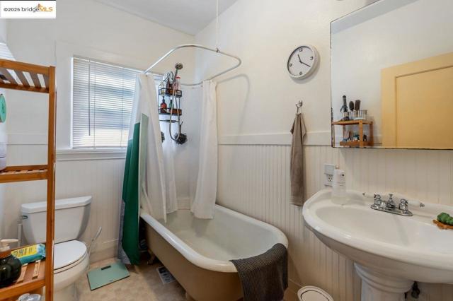 5537 Claremont Ave, Oakland CA: https://media.crmls.org/mediaz/cd7367bf-15c8-42d1-a0e6-0d0957a97f2c.jpg