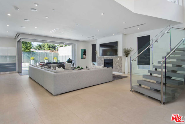 429 N Sweetzer Avenue, Los Angeles CA: https://media.crmls.org/mediaz/cd73d23e-793b-40c0-b0b5-28ba9957bcaa.jpg