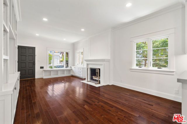 2347 Parnell Avenue, Los Angeles CA: https://media.crmls.org/mediaz/cd742932-d62b-43f5-81c9-29790bdb6041.jpg