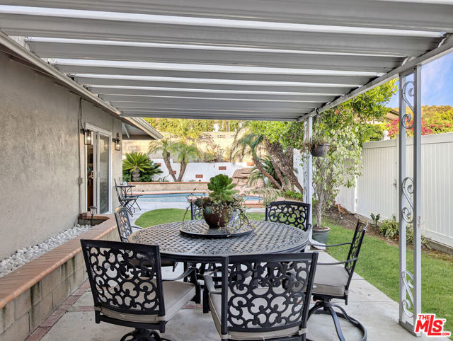3308 Sparr Boulevard, Glendale CA: https://media.crmls.org/mediaz/cd74a91c-eabd-415f-a0d0-e105817c8c53.jpg