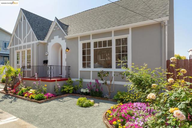 6753 Manor Crest, Oakland CA: https://media.crmls.org/mediaz/cd751d16-e449-44d2-9b24-5c6f73ae2304.jpg