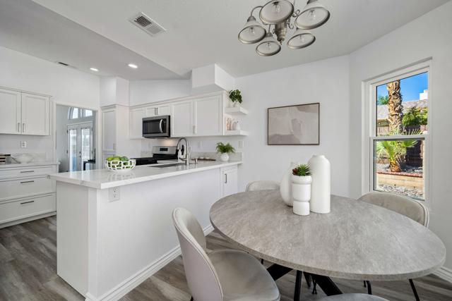44345 Willow Circle, La Quinta CA: https://media.crmls.org/mediaz/cd760b77-d30e-40a0-93db-326ade77d032.jpg