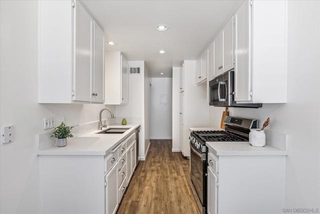 26258 Via Roble Ln,  CA: https://media.crmls.org/mediaz/cd764d72-2030-47b3-abc8-b0b1083485dd.jpg