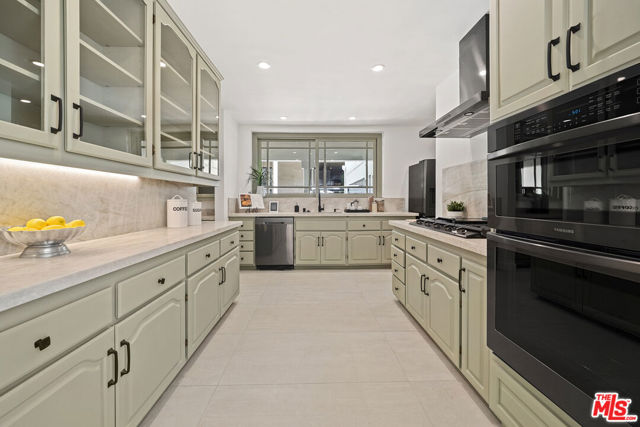 712 N RODEO Drive, Beverly Hills CA: https://media.crmls.org/mediaz/cd76609b-0691-4776-b8a4-a4d2b440dfbb.jpg