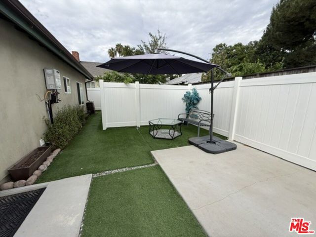 19604 Victory Boulevard photo 10