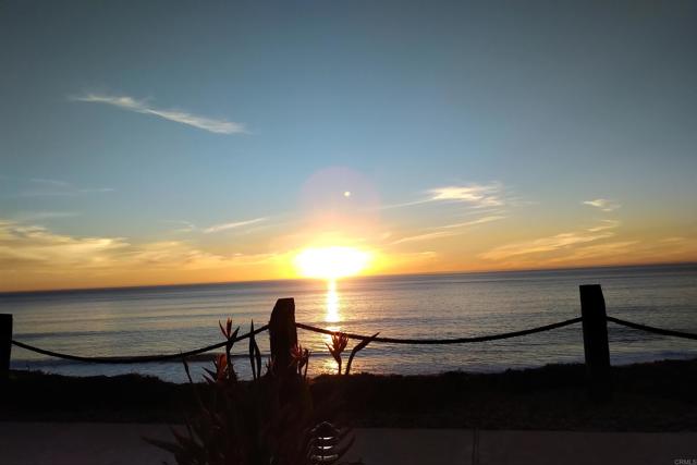 435 S Sierra Avenue, Solana Beach CA: https://media.crmls.org/mediaz/cd770365-de48-476a-b3f7-5c6e76dd68f0.jpg