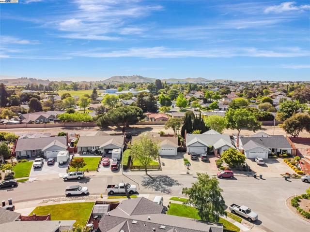 36339 Beech Pl, Newark CA: https://media.crmls.org/mediaz/cd7719e0-28c9-49b8-b7a2-1eed4d908fb6.jpg