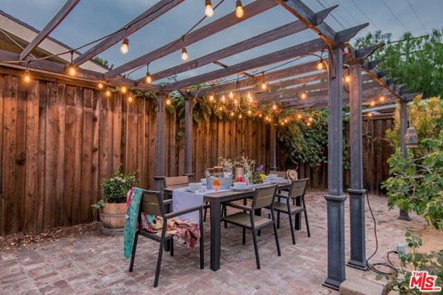 2057 S Oxford Avenue, Los Angeles CA: https://media.crmls.org/mediaz/cd779001-95af-4aad-9215-58b319b815dd.jpg