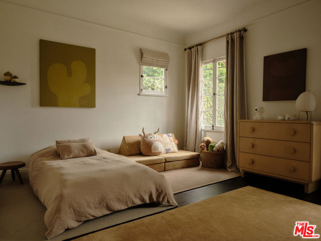 337 N Croft Avenue, Los Angeles CA: https://media.crmls.org/mediaz/cd77f243-1d04-4b92-8b69-3e982a80cf73.jpg