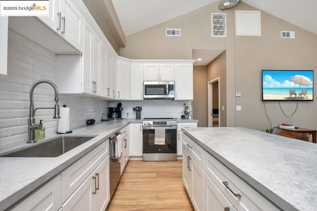 430 Ellisa Ln, Brentwood CA: https://media.crmls.org/mediaz/cd7818db-1e0f-43f8-9f41-98e763bf531c.jpg