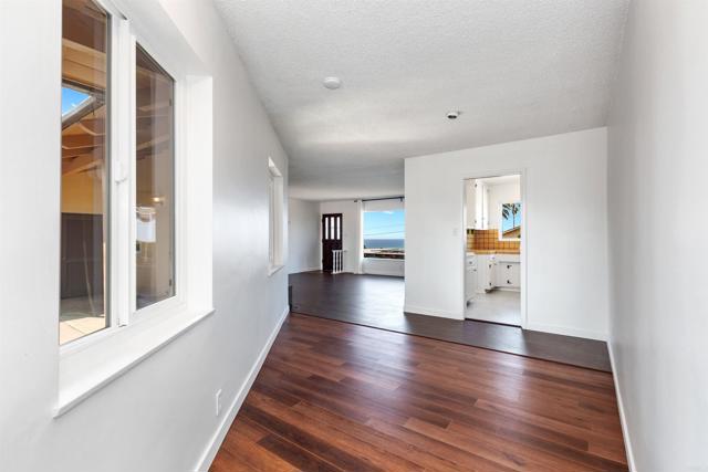 513 Canyon Drive, Solana Beach CA: https://media.crmls.org/mediaz/cd781bdc-6fb6-4c2b-8480-01c75ffaa294.jpg
