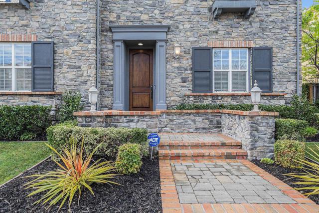 1049 S WEDGEWOOD DR, San Ramon CA: https://media.crmls.org/mediaz/cd7887b1-0f60-4810-ab64-eb2d51b65642.jpg