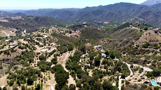 39182 Daily Road, Fallbrook CA: https://media.crmls.org/mediaz/cd78c394-a5be-4788-974e-23d324028671.jpg