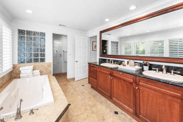 1211 Ridgecrest Place, Westlake Village CA: https://media.crmls.org/mediaz/cd78f56a-d5de-4403-bf96-3094cb36d277.jpg
