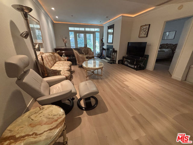 2222 N Beachwood Drive, Los Angeles CA: https://media.crmls.org/mediaz/cd79c6cd-50bc-4b97-bc47-5b75bcea89b7.jpg