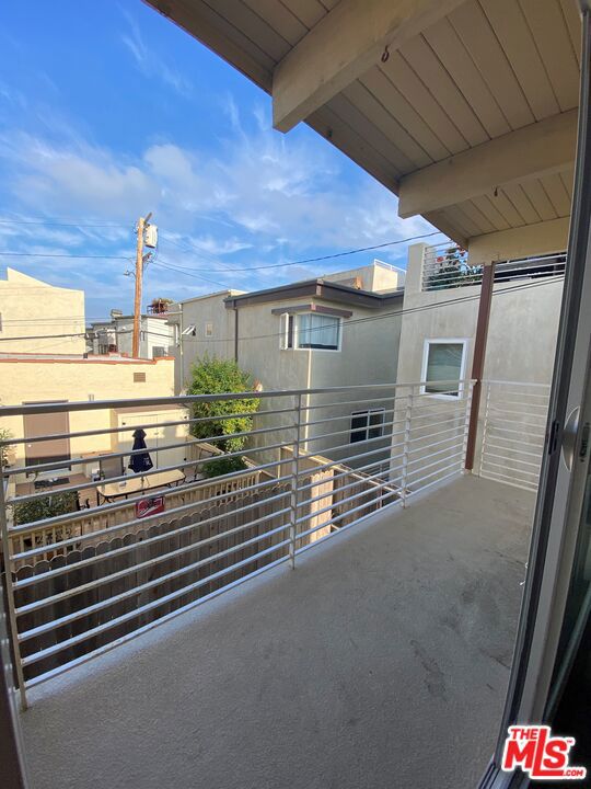 3 Bed 2 Bath (Balcony)