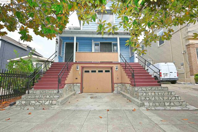 672 33Rd St, Oakland CA: https://media.crmls.org/mediaz/cd7b68bb-3d98-4b4d-8ac6-ba775240aaf1.jpg