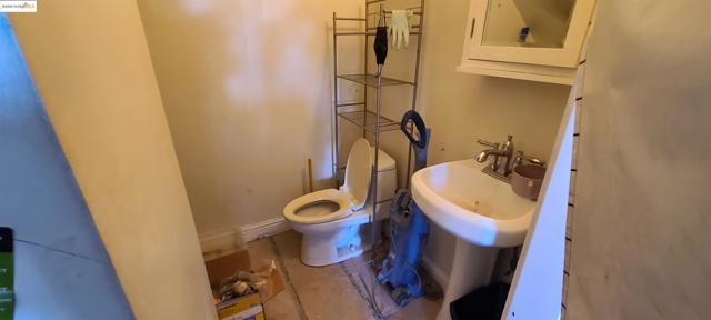 2825 Market St, Oakland CA: https://media.crmls.org/mediaz/cd7b866d-4229-43f1-8691-439f04ea5926.jpg
