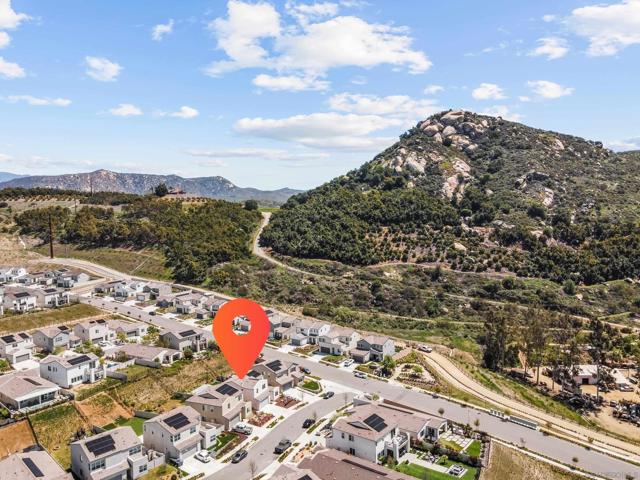 35111 Cooper Pl, Fallbrook CA: https://media.crmls.org/mediaz/cd7d0318-43d3-483c-bf12-759e32cf76bd.jpg