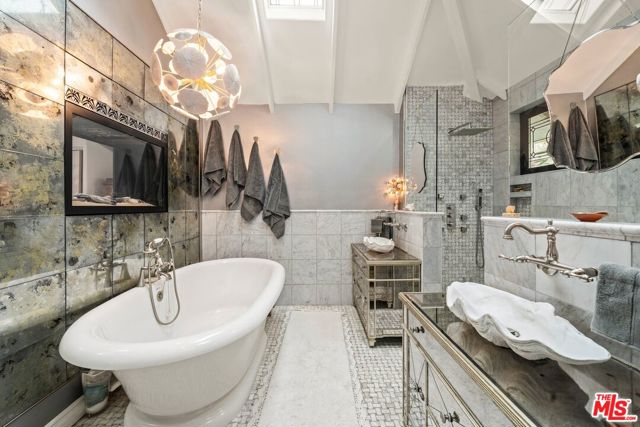 2116 3rd Street, Santa Monica CA: https://media.crmls.org/mediaz/cd7e5893-ab0e-42ef-b232-1a0d6d5bd011.jpg