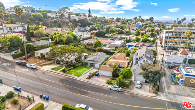 427 W Manchester Avenue, Playa del Rey CA: https://media.crmls.org/mediaz/cd7e75fc-2902-4ad3-8c3c-2d495363f62b.jpg