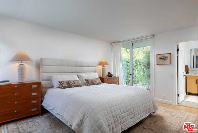 1280 Glen Oaks Boulevard, Pasadena CA: https://media.crmls.org/mediaz/cd7f732f-4d9f-410d-a79e-cf62f163d64a.jpg
