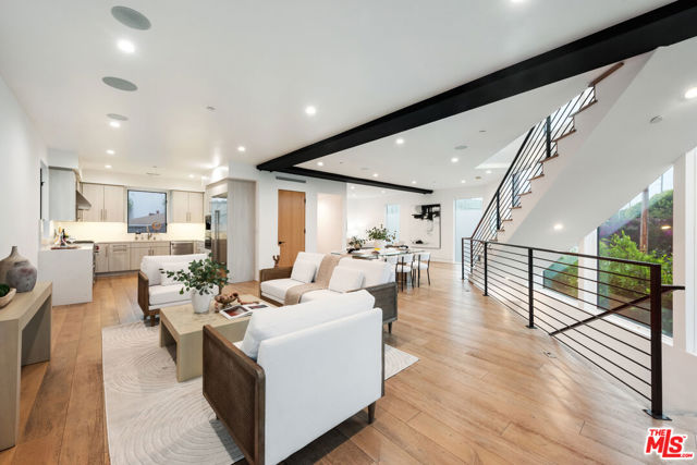 126 Thornton Place, Venice CA: https://media.crmls.org/mediaz/cd805fd2-6d46-4a2b-a22d-5c47cee0d035.jpg